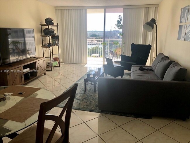 18071 Biscayne Blvd, Unit 703 in Aventura, FL - Building Photo - Building Photo