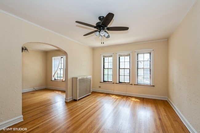 6881 N Overhill Ave in Chicago, IL - Building Photo - Building Photo