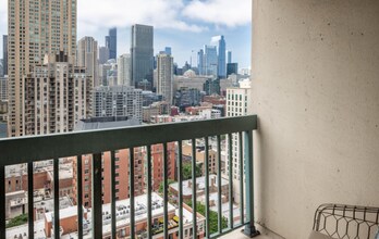 12 E Huron St in Chicago, IL - Building Photo - Building Photo
