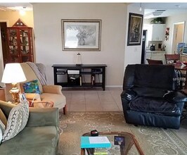 1424 Vinetree Dr in Brandon, FL - Foto de edificio - Building Photo