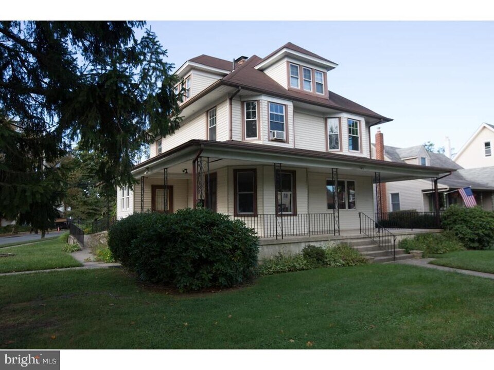 745 Highland Ave in Palmyra, NJ - Building Photo