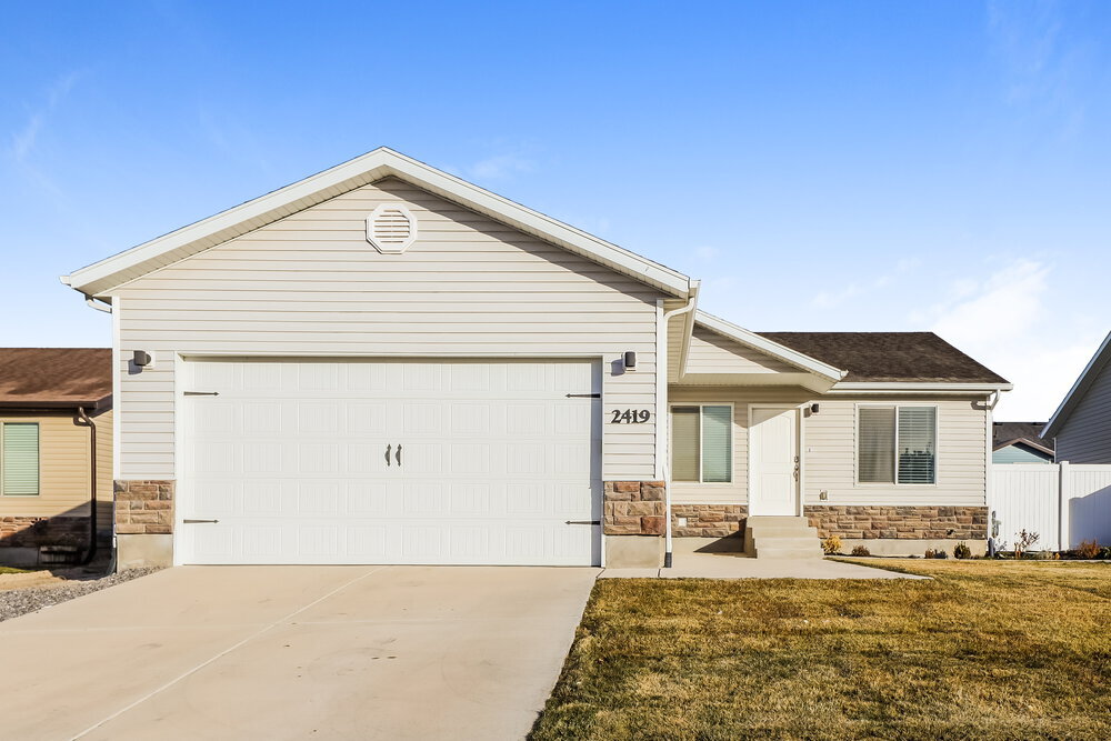 2419 Prairie Ln in Eagle Mountain, UT - Foto de edificio