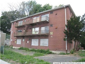 411 Vanderbilt Ave in Staten Island, NY - Foto de edificio - Building Photo
