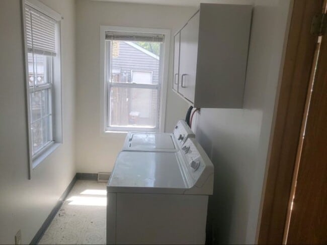 327 Pennsylvania Ave in Loves Park, IL - Building Photo - Building Photo