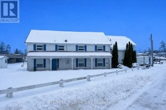 15 Willow St in Wasaga Beach, ON - Building Photo - Building Photo