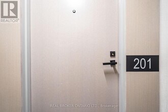 223-223 St Clair Ave W in Toronto, ON - Building Photo - Building Photo