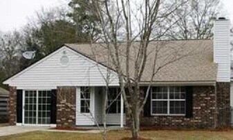 125 Bald Eagle Dr in Richmond Hill, GA - Building Photo