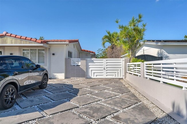 10295 SW 34th St in Miami, FL - Building Photo - Building Photo