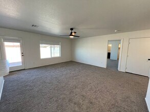 7384 E 45th St in Yuma, AZ - Foto de edificio - Building Photo
