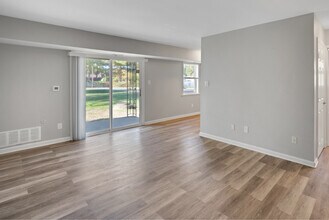 Sunset Heights Apartments in Burlington, NJ - Foto de edificio - Building Photo