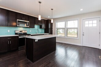 477 Fulton St, Unit T in Medford, MA - Foto de edificio - Building Photo