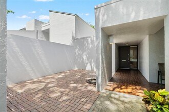 4156 Northmeadow Cir in Tampa, FL - Building Photo - Building Photo