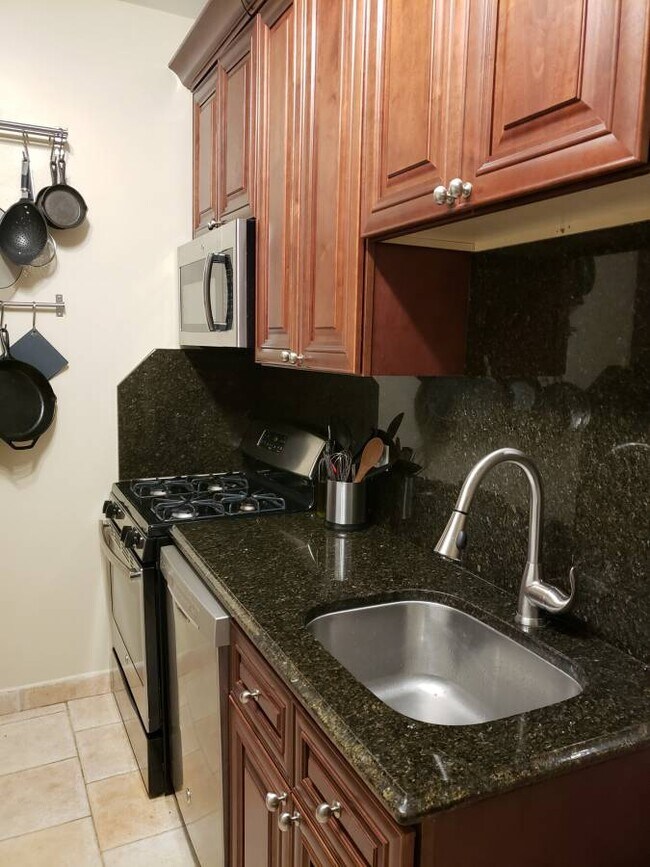 property at 6752 N Lakewood Ave