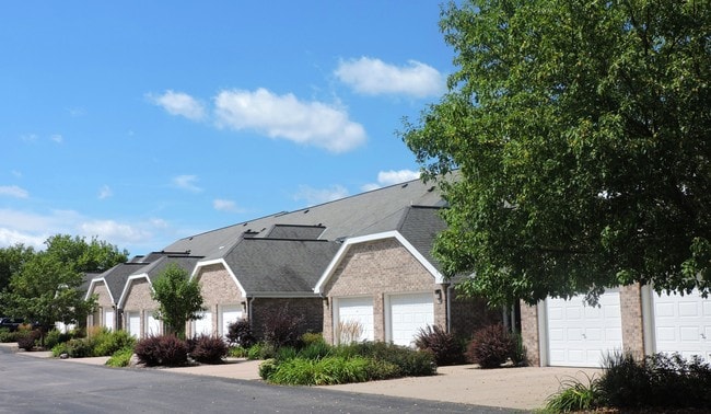 Maple Court Apartments in Hartland, WI - Building Photo - Building Photo