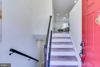 8213 Roxbury Dr in Alexandria, VA - Foto de edificio - Building Photo