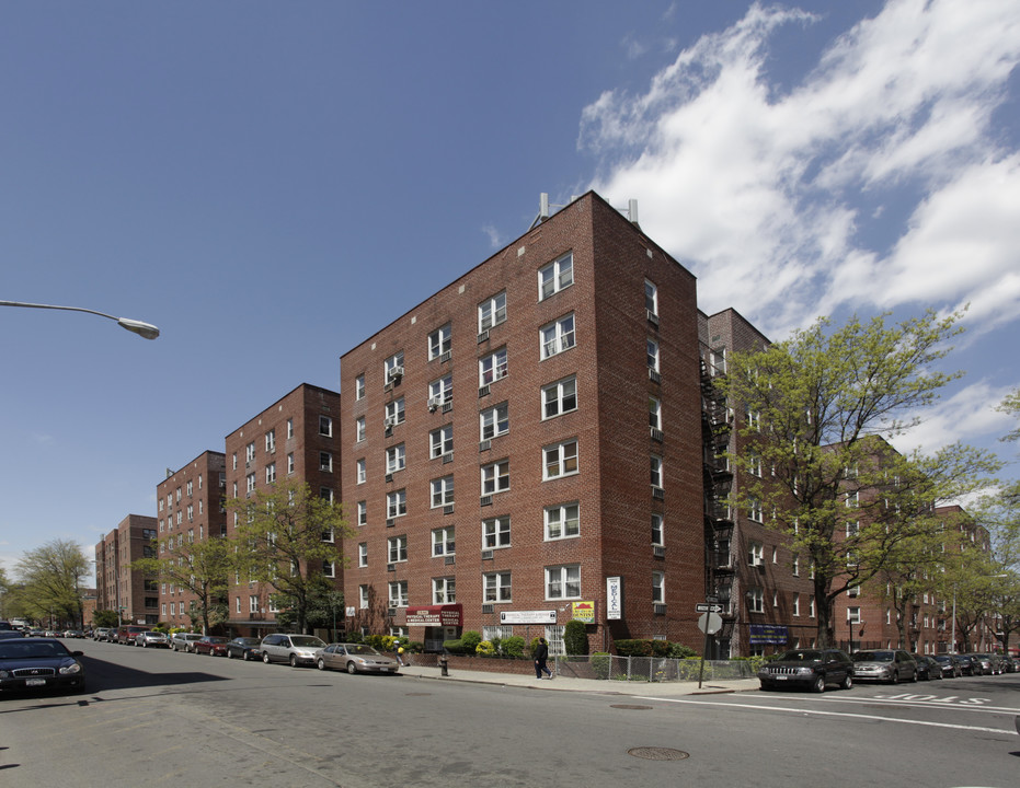 King Apartments in Elmhurst, NY - Foto de edificio