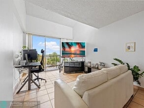 310 Fontainebleau Blvd in Miami, FL - Building Photo - Building Photo