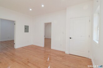 40 Elizabeth St, Unit 3 in Waterbury, CT - Foto de edificio - Building Photo