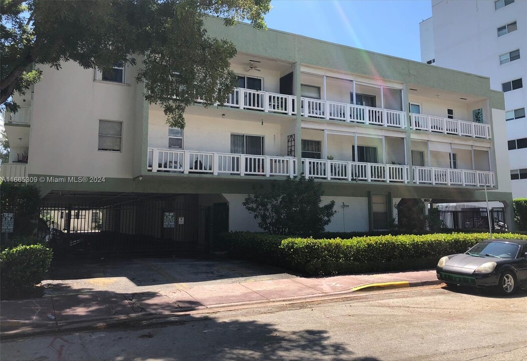 1033 Lenox Ave. in Miami Beach, FL - Building Photo