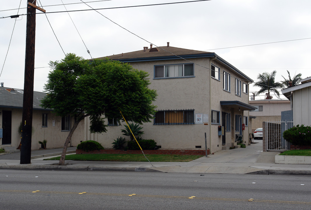 11526 Inglewood Ave in Hawthorne, CA - Building Photo