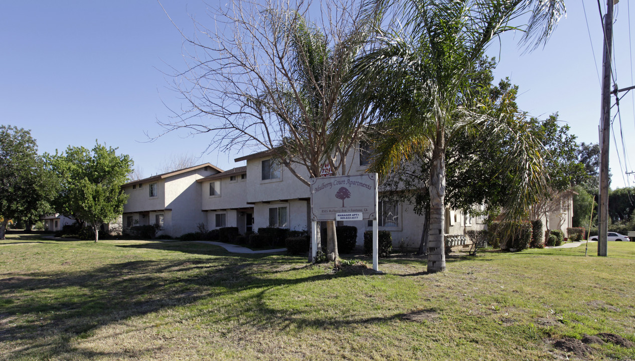 Mulberry Court in Fontana, CA - Foto de edificio