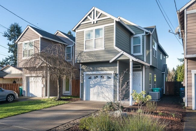 8805 N Burrage Ave in Portland, OR - Building Photo - Building Photo