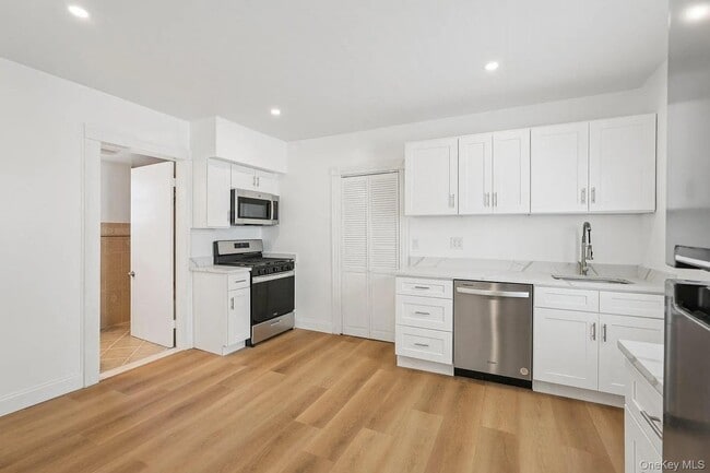 332 Locust Ave in Port Chester, NY - Building Photo - Building Photo