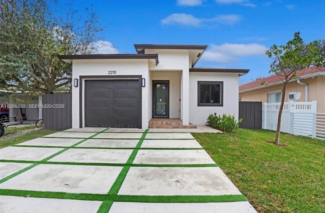 2210 Farragut St in Hollywood, FL - Building Photo