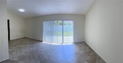 19551 NW 57th Pl in Hialeah, FL - Building Photo - Building Photo