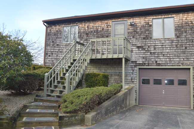 395 Valley Rd in Middletown, RI - Foto de edificio - Building Photo