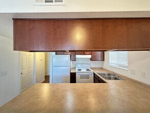 6241 Bellota Dr in Las Vegas, NV - Foto de edificio - Building Photo