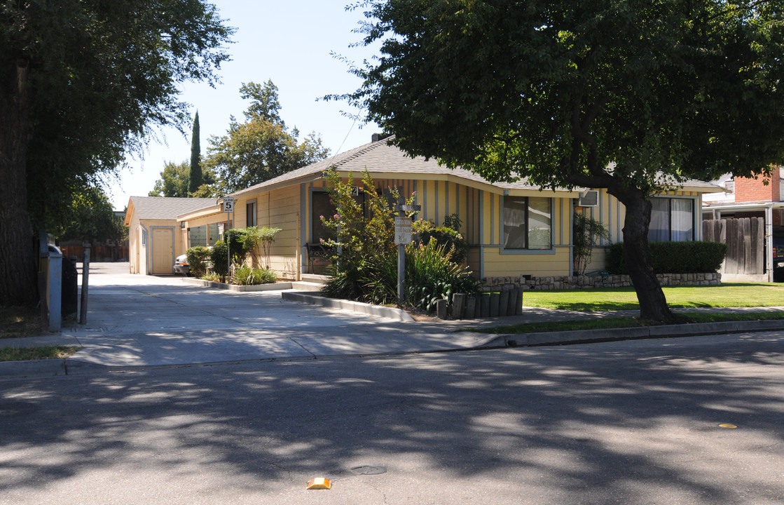 42 W Lowell Ave in Tracy, CA - Foto de edificio