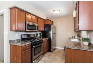 7212 Kyle Ave N in Minneapolis, MN - Foto de edificio - Building Photo