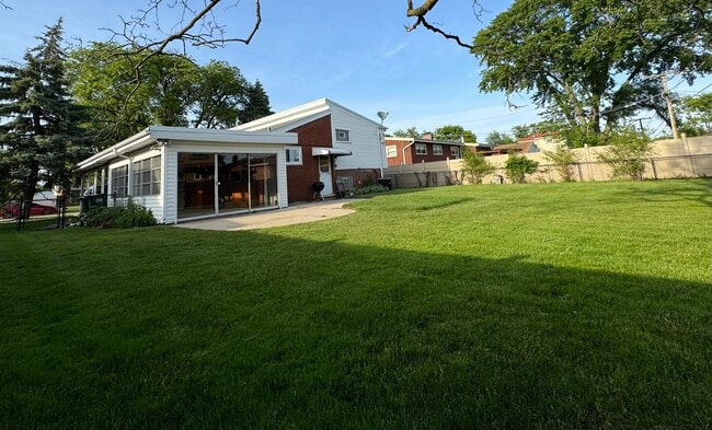 7219 Lyons St in Morton Grove, IL - Building Photo - Building Photo