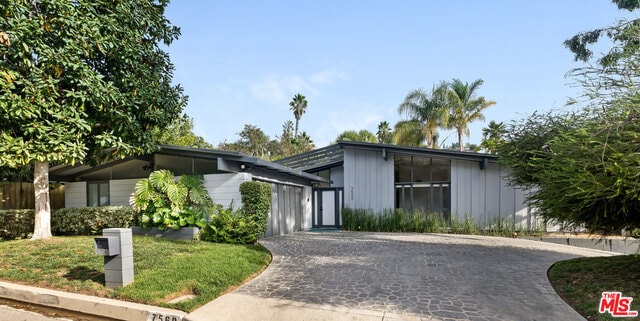 7560 Lolina Ln in Los Angeles, CA - Building Photo - Building Photo