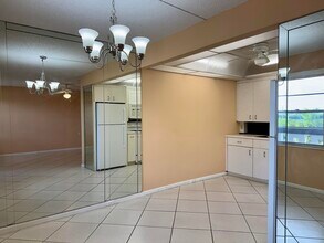 4053 Hythe A in Boca Raton, FL - Building Photo - Building Photo