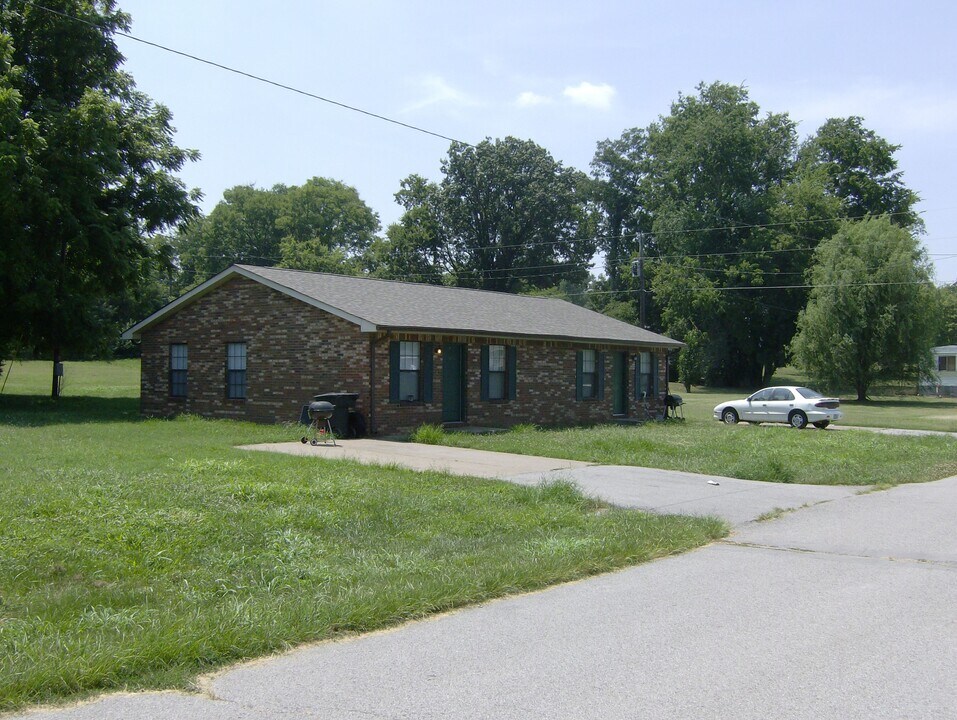 146 Indiana Ave, Unit 146 INDIANA AVE #A in Oak Grove, KY - Foto de edificio