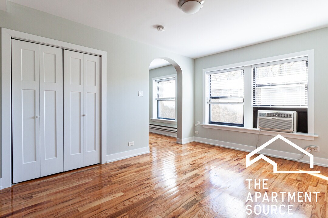 560 W Arlington Pl, Unit 311 in Chicago, IL - Building Photo