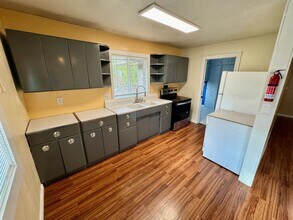915 NW Sycamore Ave in Corvallis, OR - Building Photo - Building Photo