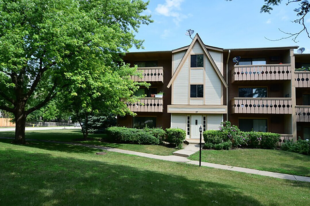 19 Parkside Ct in Vernon Hills, IL - Building Photo