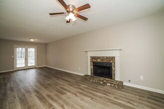 100 Ashford Dr in Dallas, GA - Foto de edificio - Building Photo