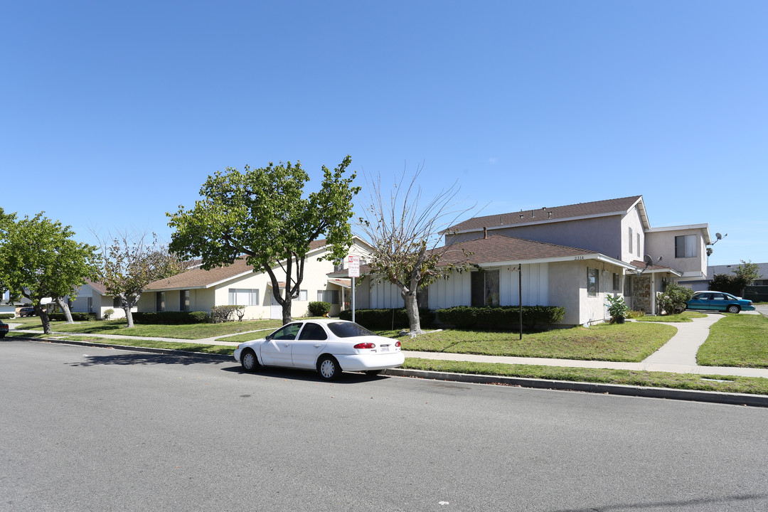 Manzanita Apartments in Oxnard, CA - Building Photo