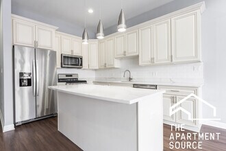 1335 W Taylor St, Unit 2 in Chicago, IL - Building Photo - Building Photo