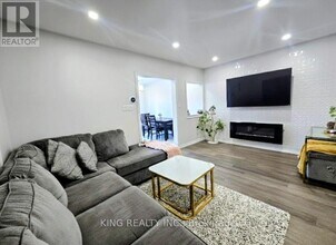 131 Royal Appian Crescent in Vaughan, ON - Building Photo - Building Photo
