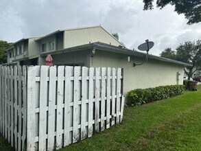 860 Crystal Lake Dr in Pompano Beach, FL - Building Photo - Building Photo