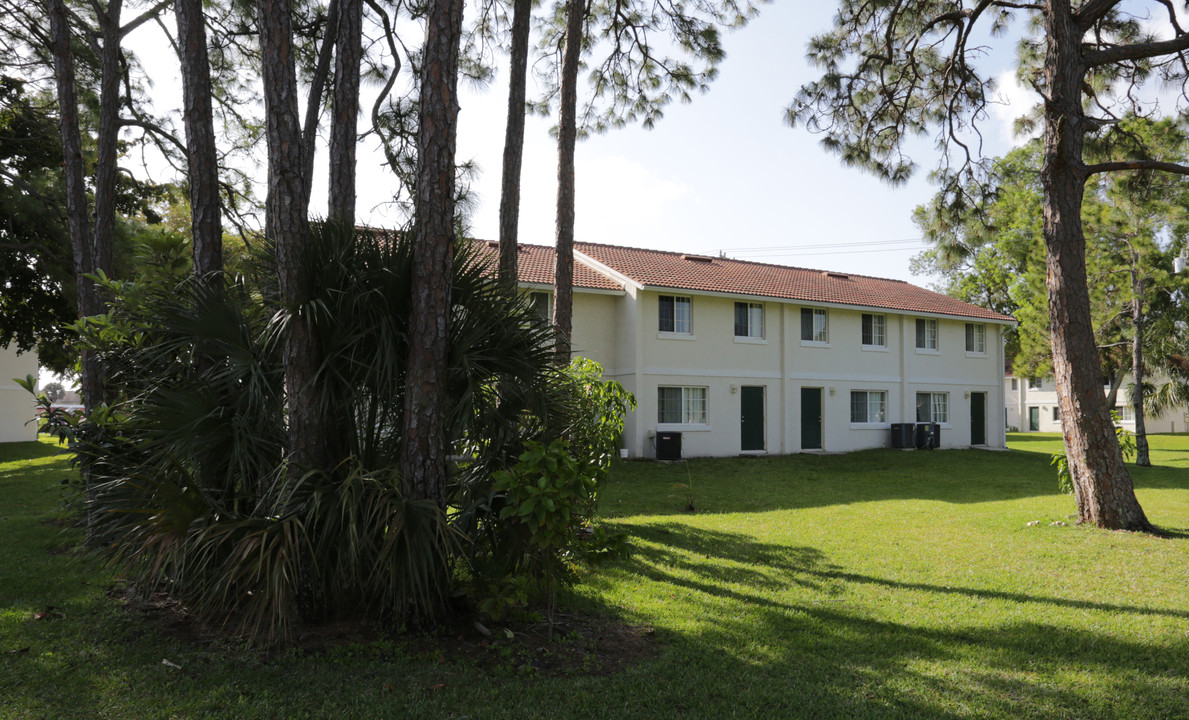 George Washington Carver Apartments in Naples, FL - Foto de edificio