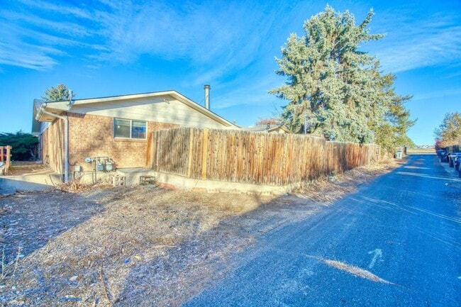 1520 Stuart St in Longmont, CO - Building Photo - Building Photo