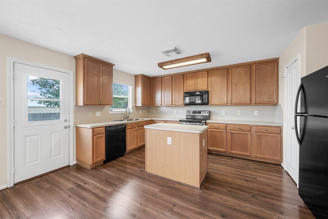 8139 Katie Mill Trail in Spring, TX - Building Photo