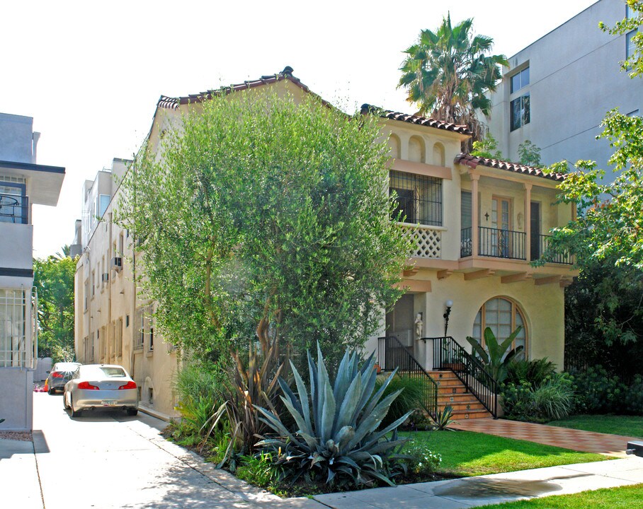 120 N Hamilton Dr in Beverly Hills, CA - Building Photo