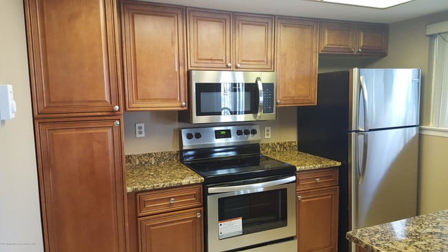 57A Essex Rd in Monroe Township, NJ - Building Photo - Building Photo